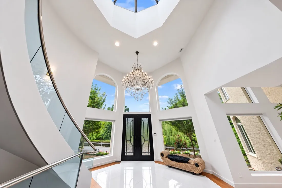 Thumbnail: Foyer with skylight at The Cul de Sac Estate