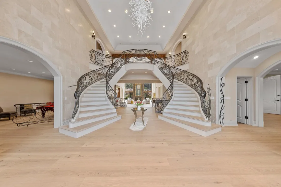 Thumbnail: Double bridal staircase at The Hilltop Mansion